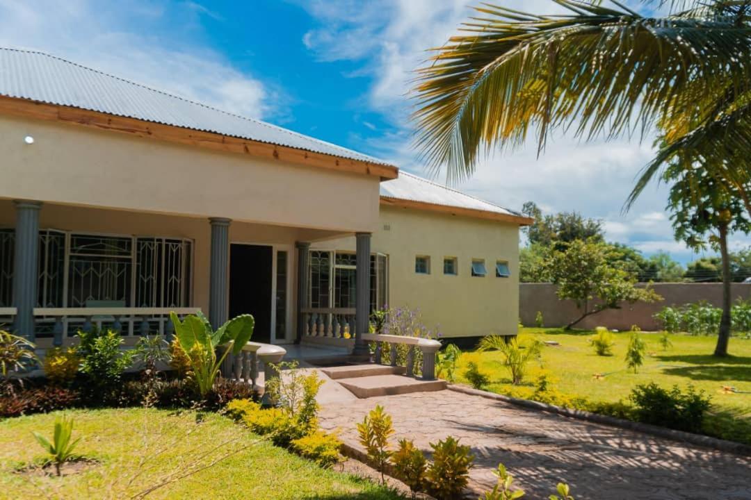 Adams Lodges Ltd Mangochi Exteriör bild